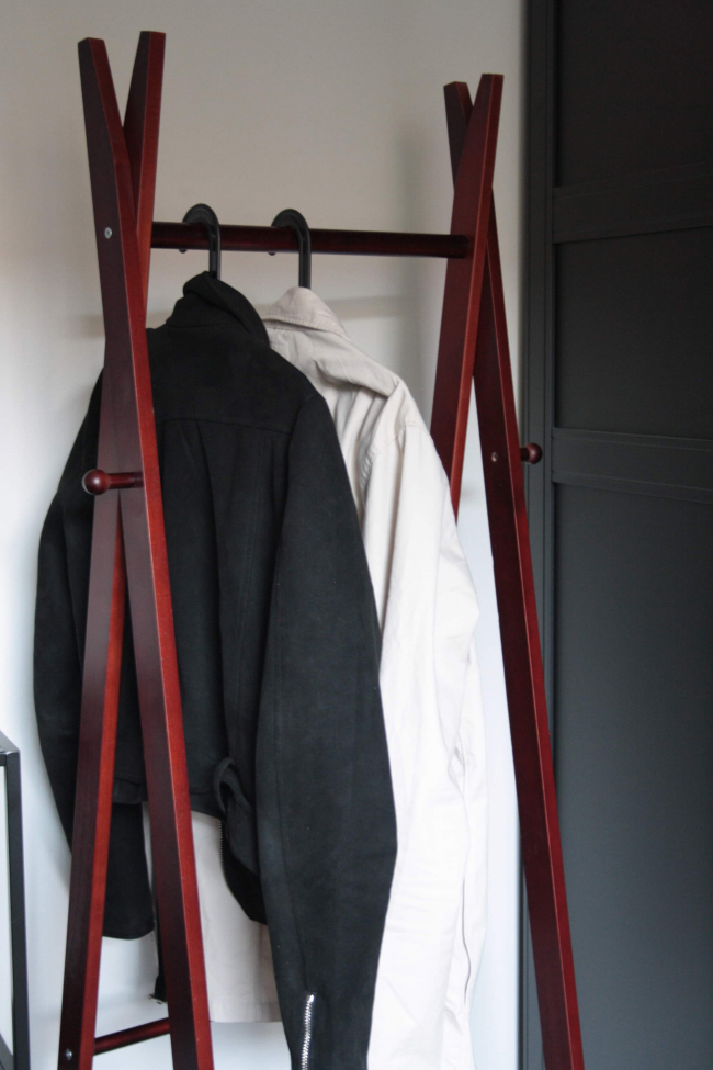 Attaccapanni con ripiano per scarpe 'Confident' - Noce